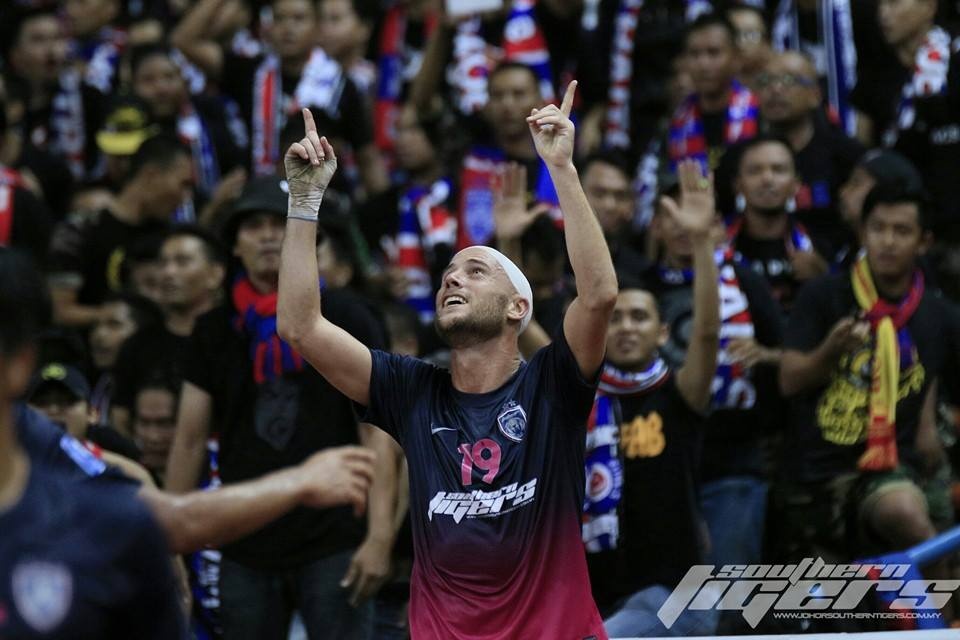 Μαλαισία: Προσκυνούν τον Φιγκερόα! (photos+videos)