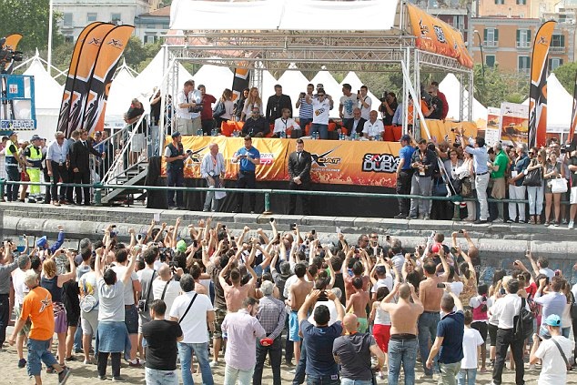 Νάπολι: Αποθεώθηκε ο Μαραντόνα (photos+video)