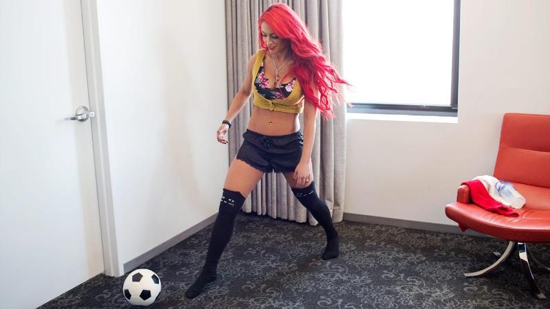 WWE: Ξέρει και από μπάλα η Eva Marie (photos)