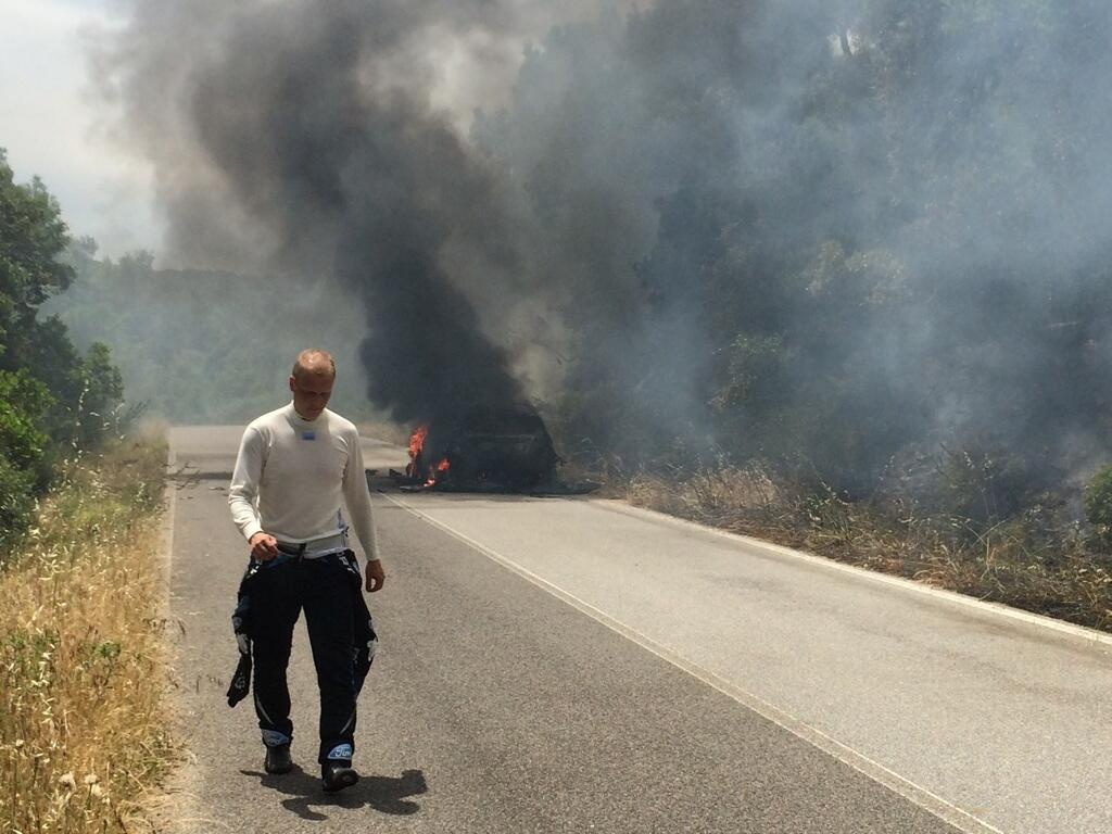 WRC: Στις φλόγες το αυτοκίνητο του Χιρβόνεν (photos+video)