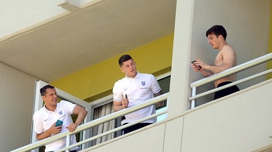 Μουντιάλ 2014: Στα μπαλκόνια οι Άγγλοι (photos)
