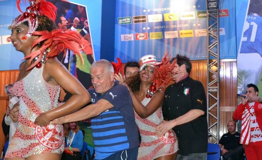 Μουντιάλ 2014: Χόρεψαν Σάμπα οι Ιταλοί (photos)