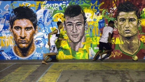 FIFA 2014: Το ποδόσφαιρο βγήκε στους δρόμους (photos)