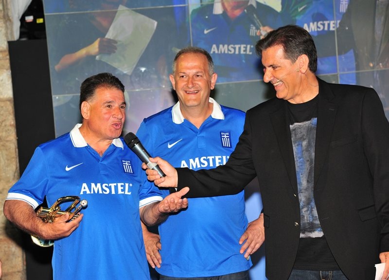 Τα έκανε όλα μπλε για την Εθνική η Amstel (photos)