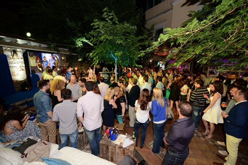Τα έκανε όλα μπλε για την Εθνική η Amstel (photos)