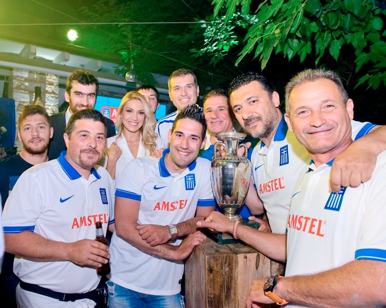 Τα έκανε όλα μπλε για την Εθνική η Amstel (photos)