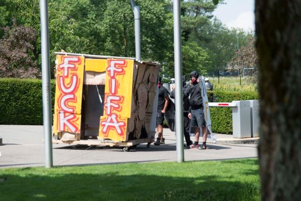 Παγκόσμιο Κύπελλο 2014: «Παρατράγουδα» στα γραφεία της FIFA (photos)