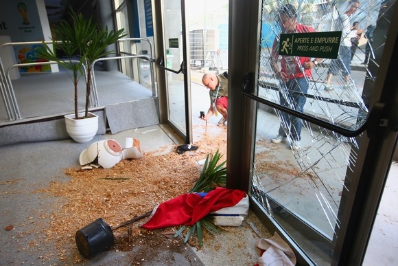 Παγκόσμιο Κύπελλο Ποδοσφαίρου 2014: Επεισόδια από Χιλιανούς (photos+videos)
