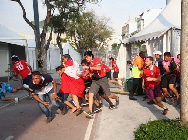 Παγκόσμιο Κύπελλο Ποδοσφαίρου 2014: Επεισόδια από Χιλιανούς (photos+videos)