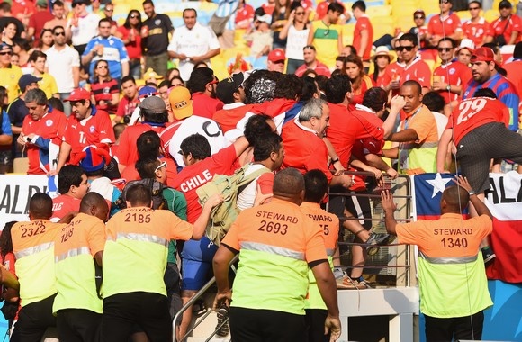 Παγκόσμιο Κύπελλο Ποδοσφαίρου 2014: Επεισόδια από Χιλιανούς (photos+videos)