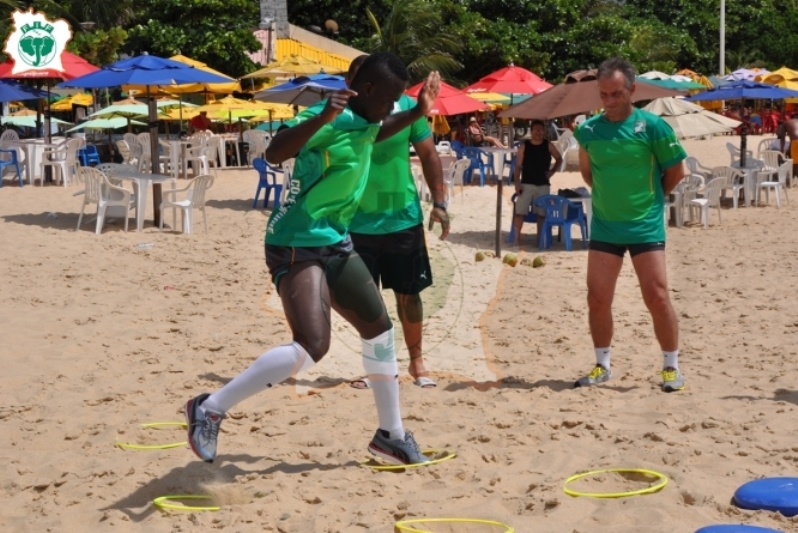 Ελλάδα - Ακτή Ελεφαντοστού: Οι άλλοι στο γήπεδο κι αυτός στην παραλία (photos)