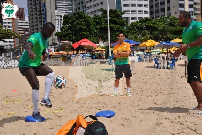 Ελλάδα - Ακτή Ελεφαντοστού: Οι άλλοι στο γήπεδο κι αυτός στην παραλία (photos)