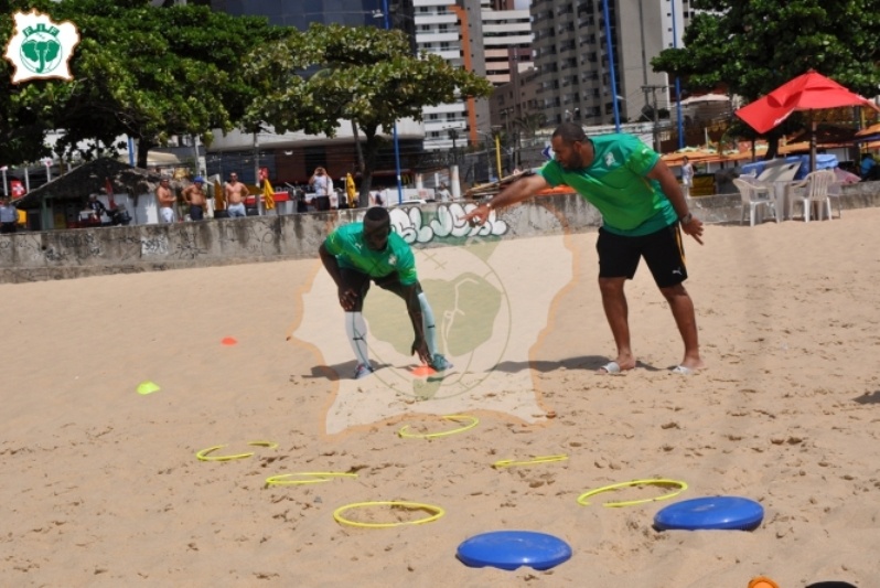 Ελλάδα - Ακτή Ελεφαντοστού: Οι άλλοι στο γήπεδο κι αυτός στην παραλία (photos)