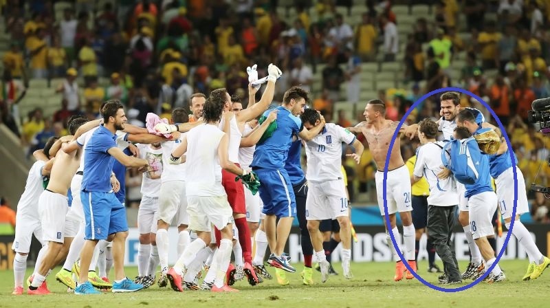 Παγκόσμιο Κύπελλο Ποδοσφαίρου 2014 – Ελλάδα: «Ένα» με την ομάδα περιπτεράς από τη Λαμία! (photos)