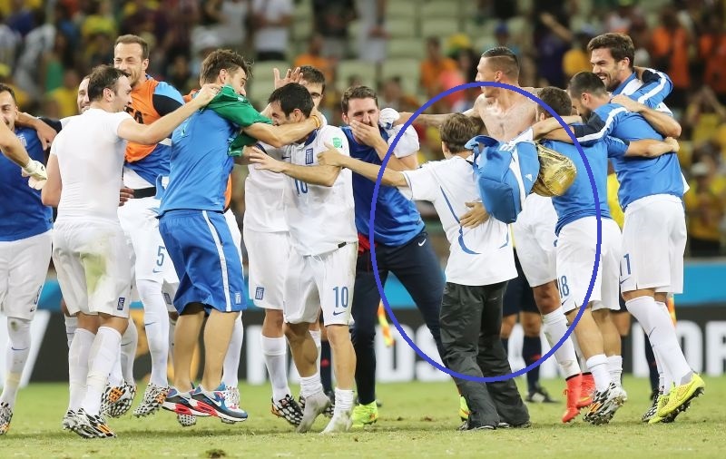 Παγκόσμιο Κύπελλο Ποδοσφαίρου 2014 – Ελλάδα: «Ένα» με την ομάδα περιπτεράς από τη Λαμία! (photos)
