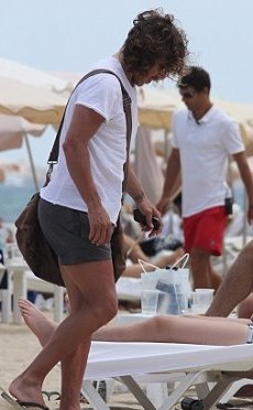 Κάρλες Πουγιόλ: Ηλιοθεραπεία σε παραλία με μπύρες (photos)