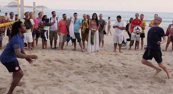 Άρσεναλ: Δείτε τον Βενγκέρ με μαγιό (photos+video)