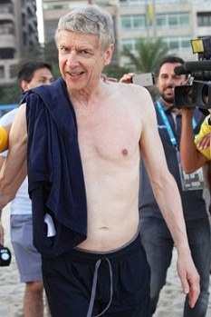 Άρσεναλ: Δείτε τον Βενγκέρ με μαγιό (photos+video)