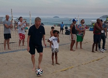 Άρσεναλ: Δείτε τον Βενγκέρ με μαγιό (photos+video)