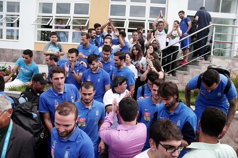 Ελλάδα: Καρέ καρέ η συγκινητική αναχώρηση (photos)