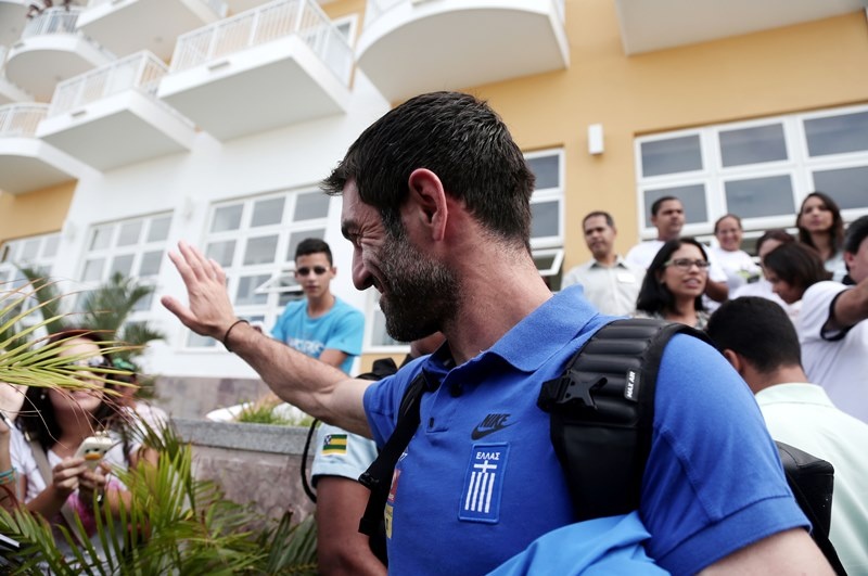 Ελλάδα: Καρέ καρέ η συγκινητική αναχώρηση (photos)