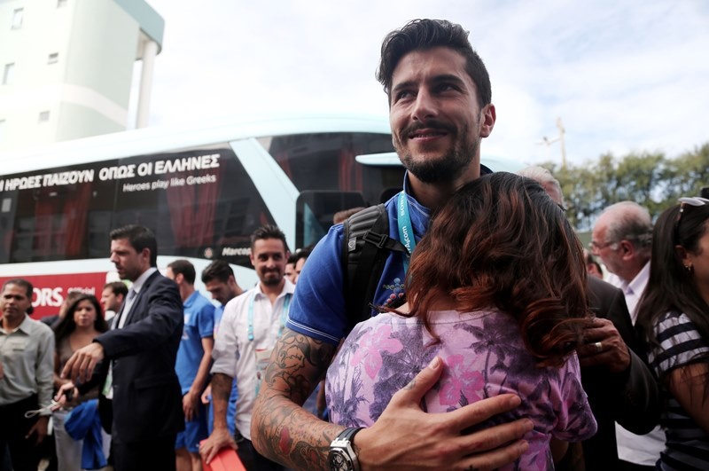 Ελλάδα: Καρέ καρέ η συγκινητική αναχώρηση (photos)