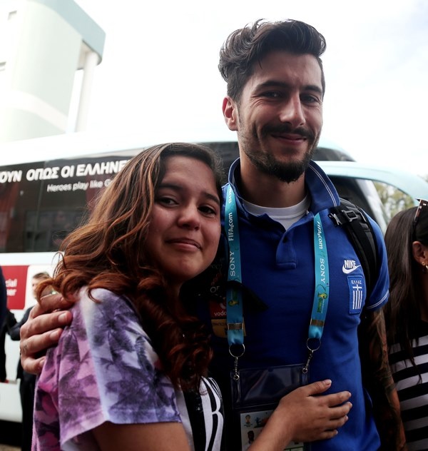 Ελλάδα: Καρέ καρέ η συγκινητική αναχώρηση (photos)