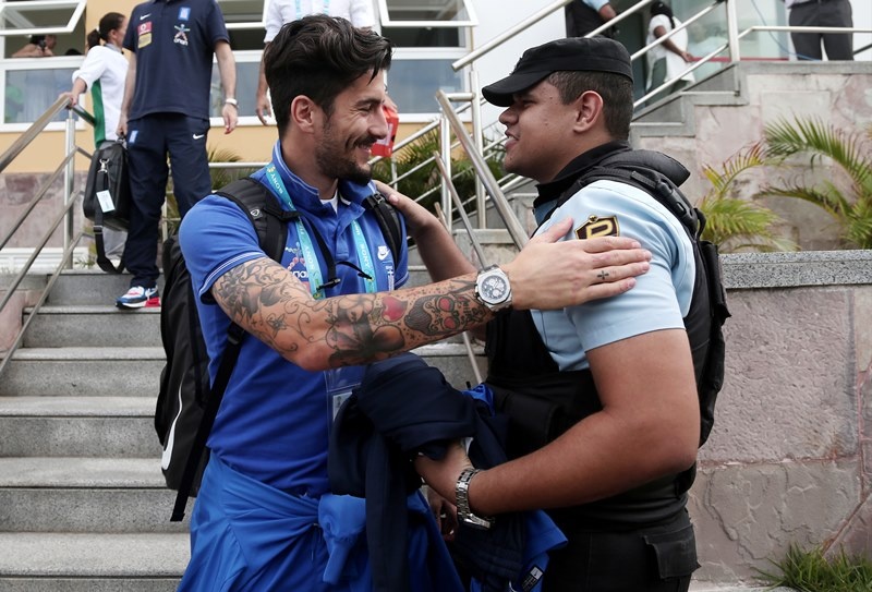 Ελλάδα: Καρέ καρέ η συγκινητική αναχώρηση (photos)