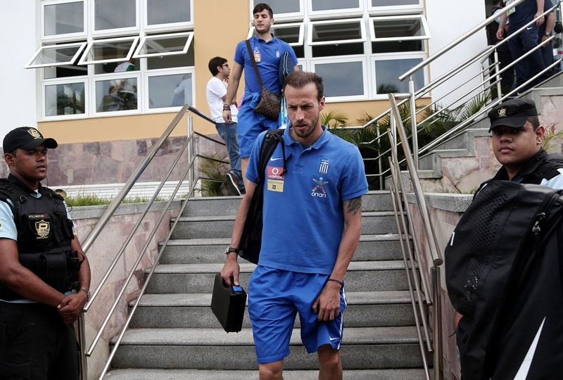 Ελλάδα: Καρέ καρέ η συγκινητική αναχώρηση (photos)