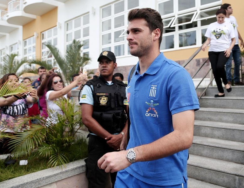 Ελλάδα: Καρέ καρέ η συγκινητική αναχώρηση (photos)