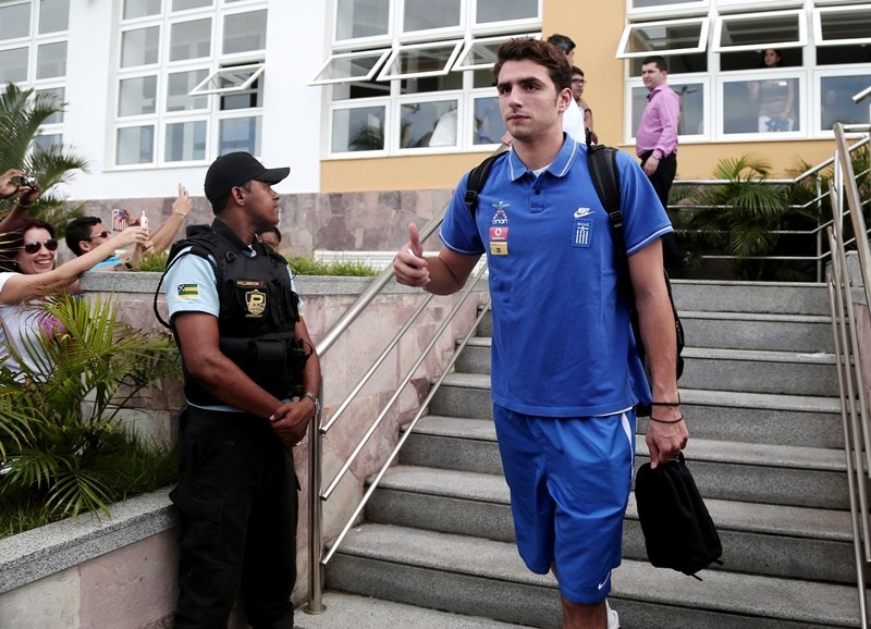 Ελλάδα: Καρέ καρέ η συγκινητική αναχώρηση (photos)