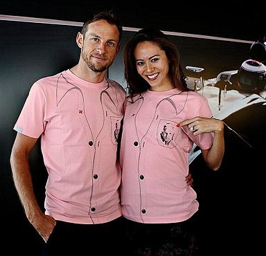 Τζένσον Μπάτον: Με ροζ κράνος για τον πατέρα του (photos)