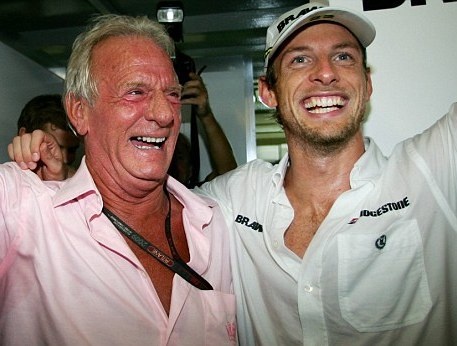 Τζένσον Μπάτον: Με ροζ κράνος για τον πατέρα του (photos)