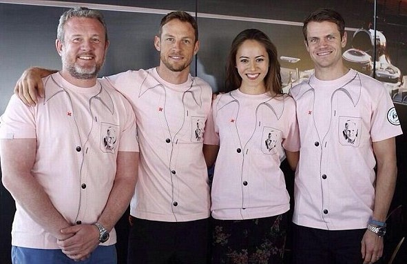 Τζένσον Μπάτον: Με ροζ κράνος για τον πατέρα του (photos)