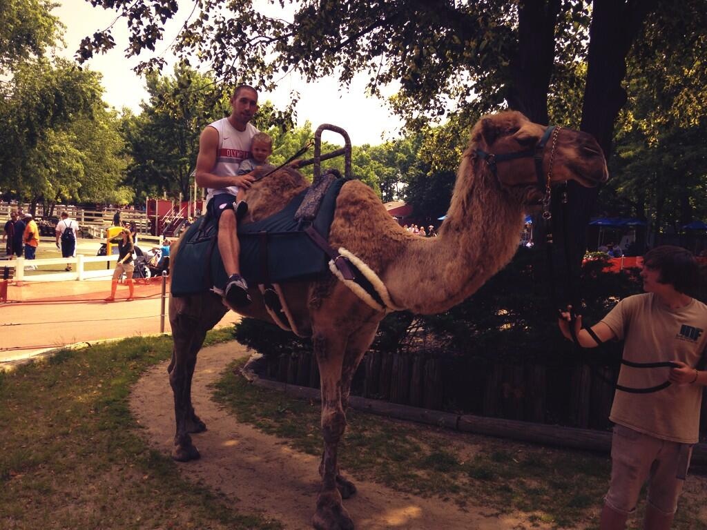 Ολυμπιακός: Πάνω σε καμήλα με ερυθρόλευκα ο Λοτζέσκι (photo)