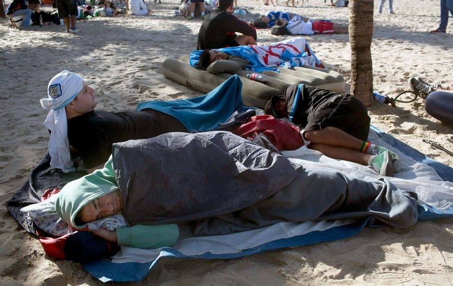 Παγκόσμιο Κύπελλο Ποδοσφαίρου 2014 – Τελικός: Οι Αργεντινοί κάνουν… camping στην Κοπακαμπάνα (photos)