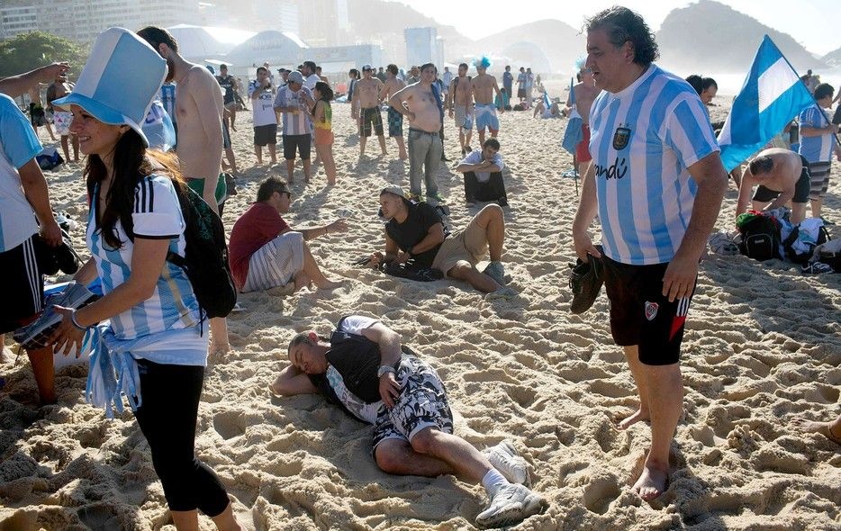 Παγκόσμιο Κύπελλο Ποδοσφαίρου 2014 – Τελικός: Οι Αργεντινοί κάνουν… camping στην Κοπακαμπάνα (photos)