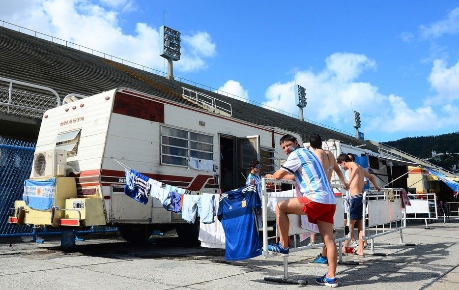 Παγκόσμιο Κύπελλο Ποδοσφαίρου 2014 – Τελικός: Οι Αργεντινοί κάνουν… camping στην Κοπακαμπάνα (photos)
