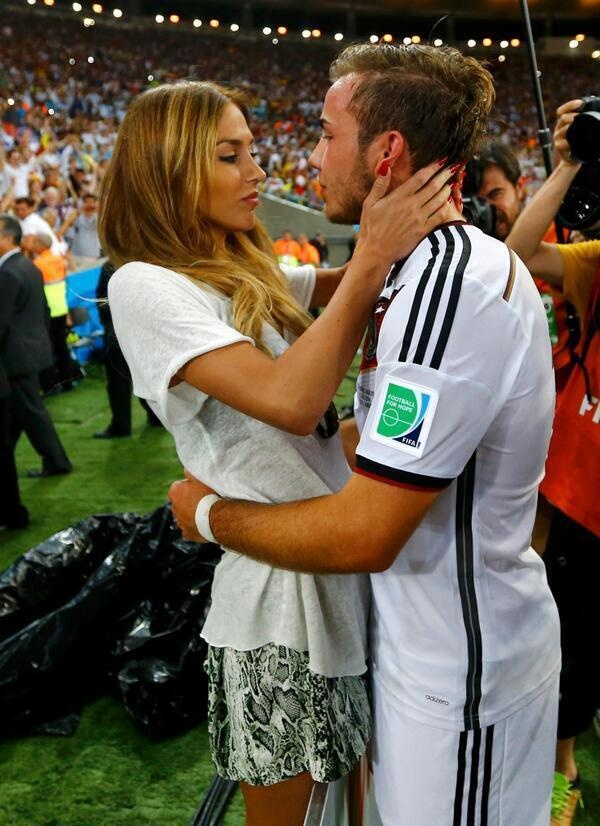 Παγκόσμιο Κύπελλο Ποδοσφαίρου 2014 - Τελικός: Αγκάλιασε την κοπέλα του ο Γκέτσε (photos)