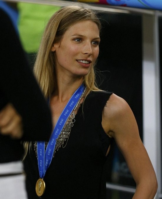 Παγκόσμιο Κύπελλο Ποδοσφαίρου 2014 - Τελικός: Γλέντησαν και τις γυναίκες τους οι Γερμανοί (photos)