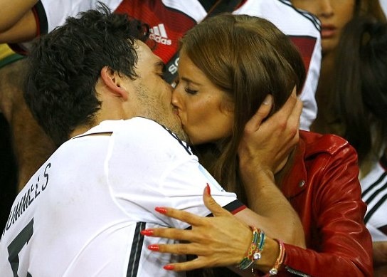 Παγκόσμιο Κύπελλο Ποδοσφαίρου 2014 - Τελικός: Γλέντησαν και τις γυναίκες τους οι Γερμανοί (photos)