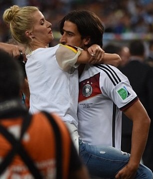 Παγκόσμιο Κύπελλο Ποδοσφαίρου 2014 - Τελικός: Γλέντησαν και τις γυναίκες τους οι Γερμανοί (photos)