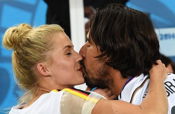 Παγκόσμιο Κύπελλο Ποδοσφαίρου 2014 - Τελικός: Γλέντησαν και τις γυναίκες τους οι Γερμανοί (photos)