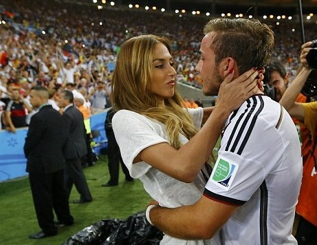Παγκόσμιο Κύπελλο Ποδοσφαίρου 2014 - Τελικός: Γλέντησαν και τις γυναίκες τους οι Γερμανοί (photos)