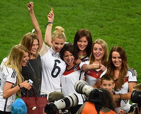 Παγκόσμιο Κύπελλο Ποδοσφαίρου 2014 - Τελικός: Γλέντησαν και τις γυναίκες τους οι Γερμανοί (photos)