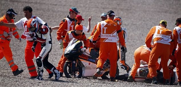 Moto 3: Μηχανές συγκρούστηκαν και οι αναβάτες πλακώθηκαν! (photos+video)