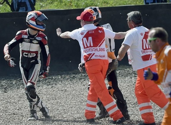 Moto 3: Μηχανές συγκρούστηκαν και οι αναβάτες πλακώθηκαν! (photos+video)