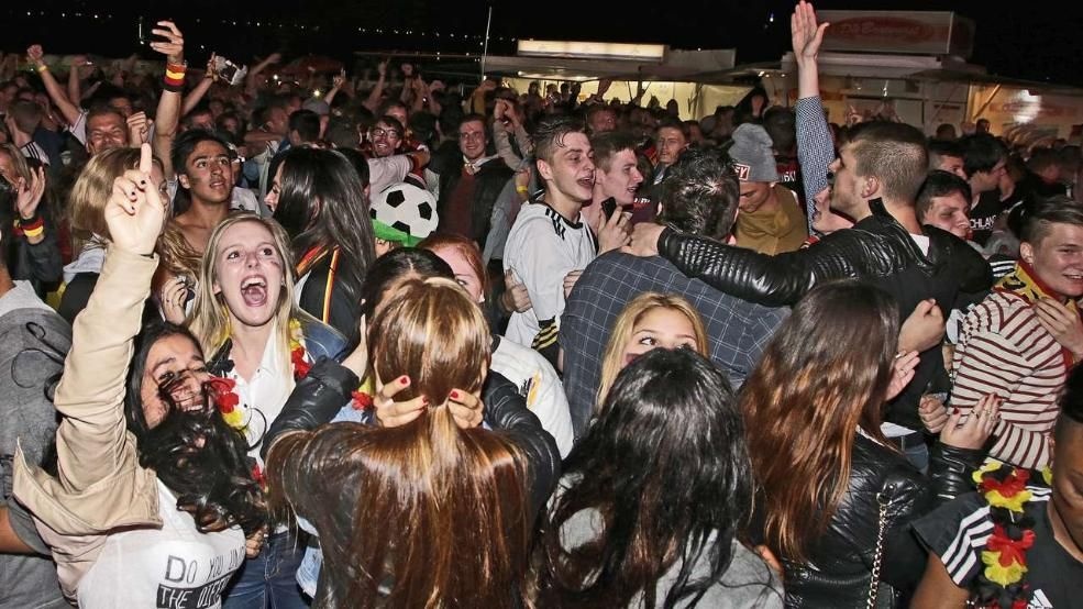 Μουντιάλ 2014 – Γερμανία: Ολονύκτιο γλέντι για τα «πάντσερ» (videos+photos)
