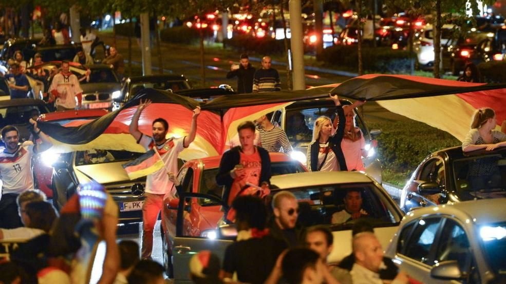 Μουντιάλ 2014 – Γερμανία: Ολονύκτιο γλέντι για τα «πάντσερ» (videos+photos)