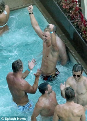Μουντιάλ 2014 - Αγγλία: Τσιγάρα και ποτά για Χαρτ και Γουίλσιρ (photos)